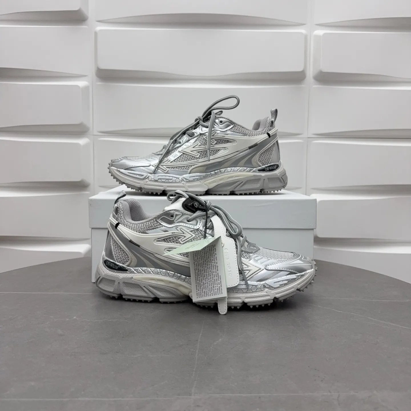 【off- white】P: 720💰Couple style👫, Size: 35-44 (Male 38.45.46 custom-made) High-quality version👊"Out of office" series original mold opening, original lasting, production process 1:1 original version ➰OFF GREY) OFF-WHITE Be Right Back Couple style👫Round toe lace-up arrow pattern low-top lifestyle casual shoes green. A running shoe called the "Be Right Back" sneaker. The design of this sneaker is inspired by Japanese sports aesthetics and craftsmanship, with running performance and principles at its core.